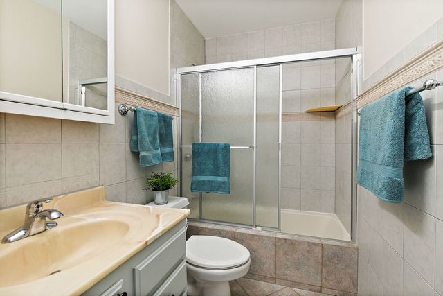 1000 Woodside Drive, Roselle, IL 60172