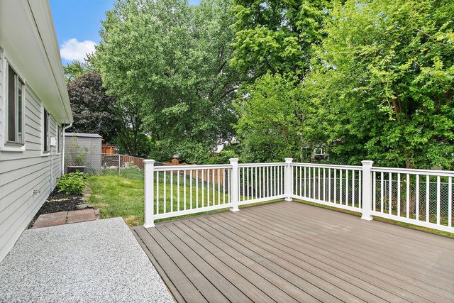 1000 Woodside Drive, Roselle, IL 60172