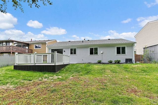 1000 Woodside Drive, Roselle, IL 60172