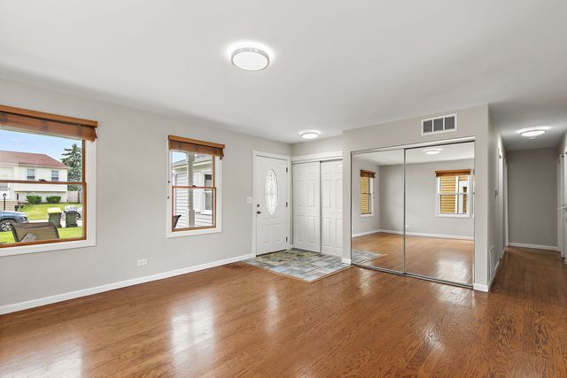1000 Woodside Drive, Roselle, IL 60172