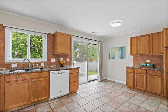 1000 Woodside Drive, Roselle, IL 60172