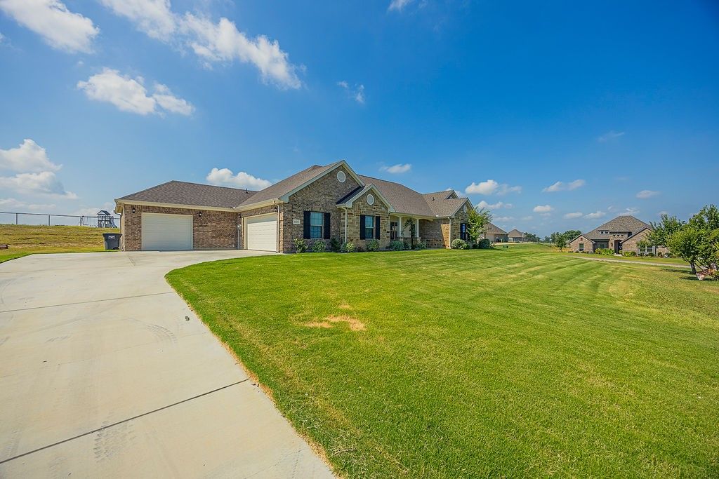 105 Kathy Stevens Avenue, Springtown, TX 76082