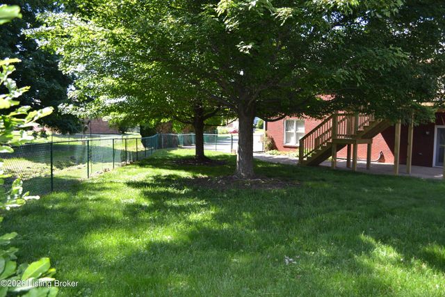 6706 Crispa Ct, Louisville, KY 40228