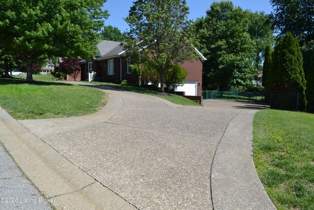 6706 Crispa Ct, Louisville, KY 40228