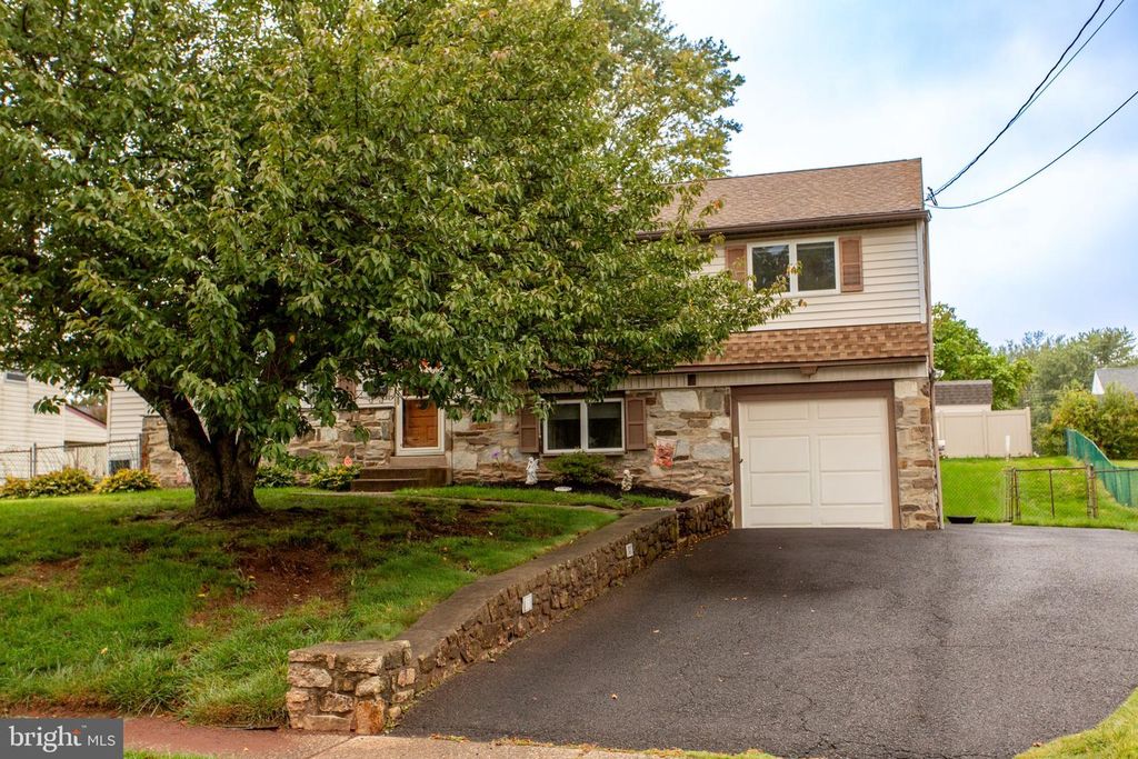 995 HILLTOP RD, WARMINSTER, PA 18974 — exterior