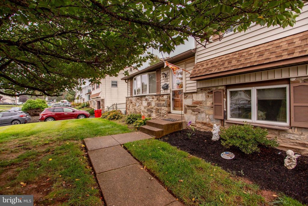 995 HILLTOP RD, WARMINSTER, PA 18974 — photo 3