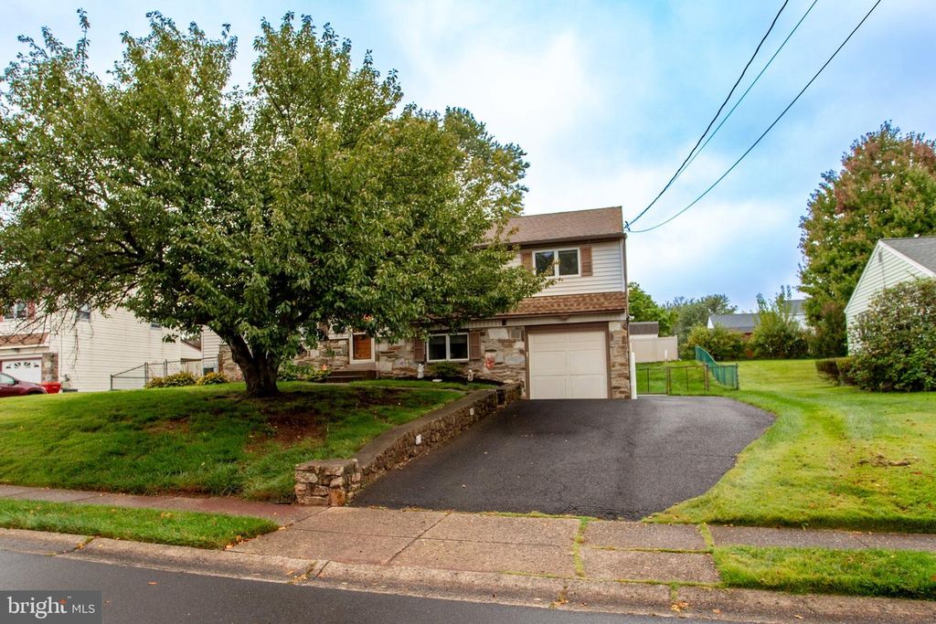 995 HILLTOP RD, WARMINSTER, PA 18974 — photo 4