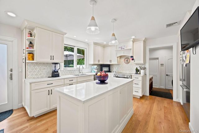 25 Artisan Avenue, Huntington, NY 11743