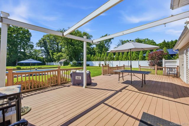 25 Artisan Avenue, Huntington, NY 11743