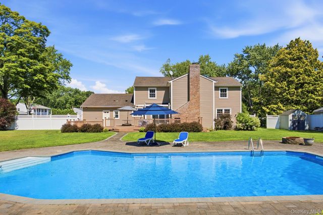 25 Artisan Avenue, Huntington, NY 11743