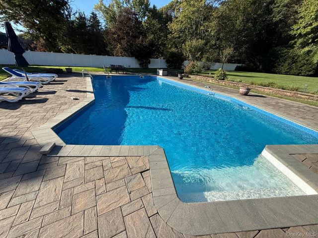 25 Artisan Avenue, Huntington, NY 11743