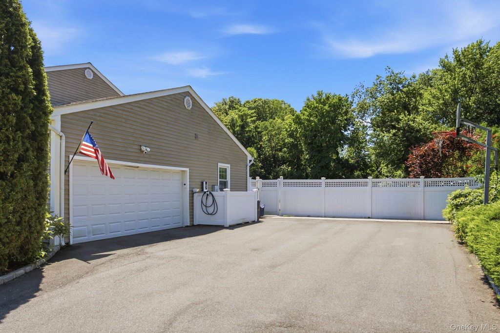 25 Artisan Avenue, Huntington, NY 11743 — photo 5
