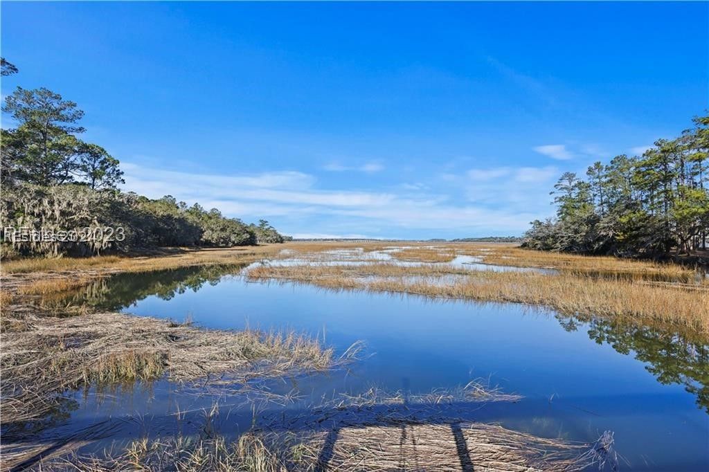 Image 10 of property listing at 18 Island Breeze Ln, Beaufort, SC 29907