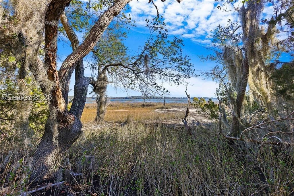 Image 13 of property listing at 18 Island Breeze Ln, Beaufort, SC 29907