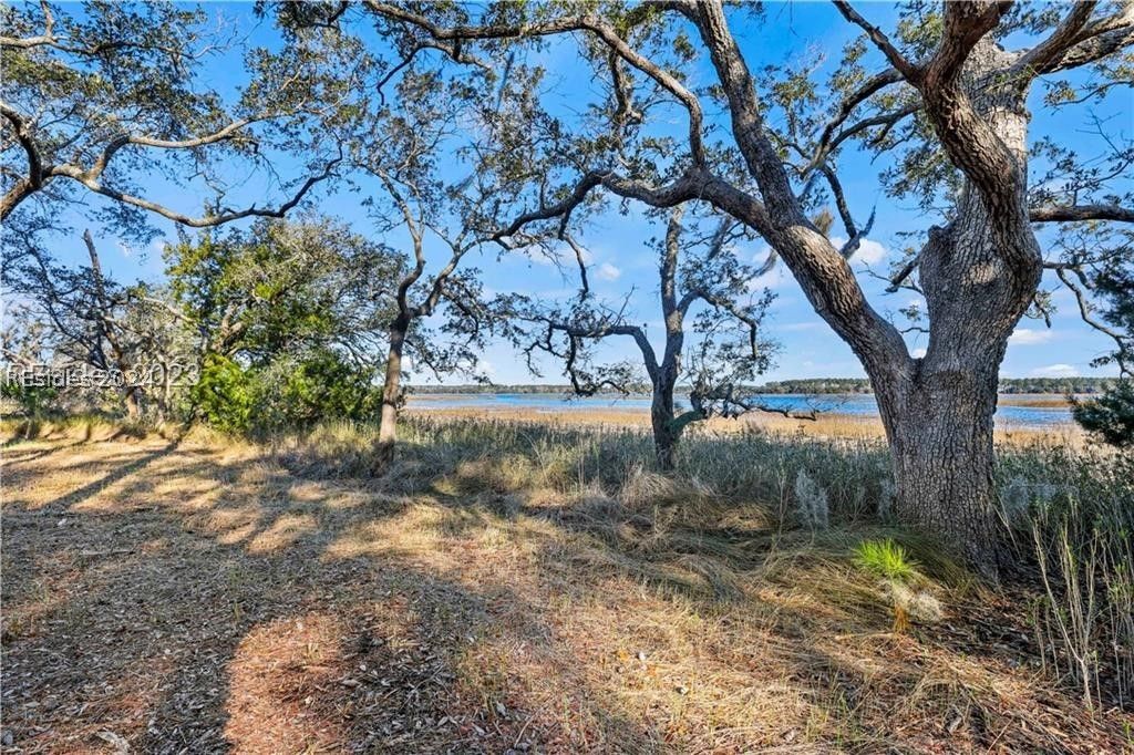 Image 15 of property listing at 18 Island Breeze Ln, Beaufort, SC 29907