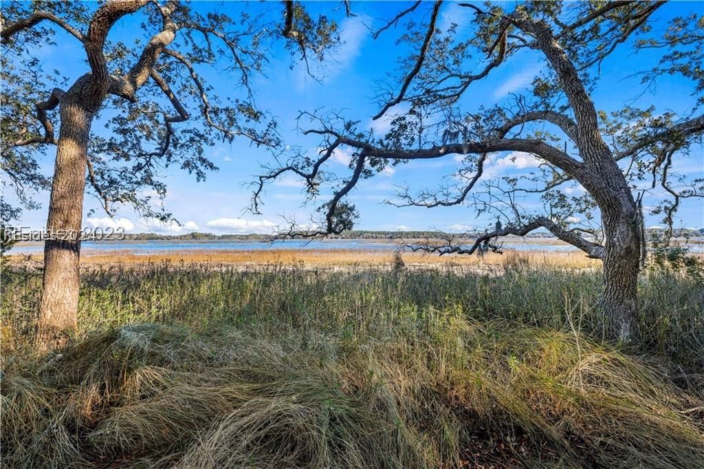 Image 16 of property listing at 18 Island Breeze Ln, Beaufort, SC 29907