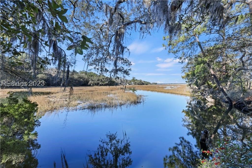 Image 18 of property listing at 18 Island Breeze Ln, Beaufort, SC 29907