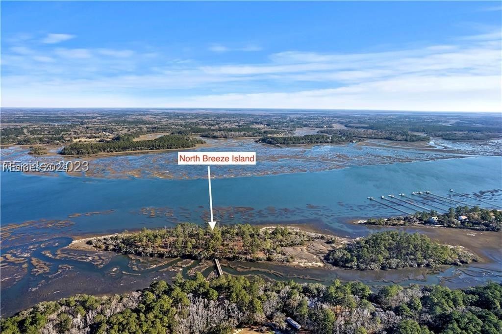 Image 19 of property listing at 18 Island Breeze Ln, Beaufort, SC 29907