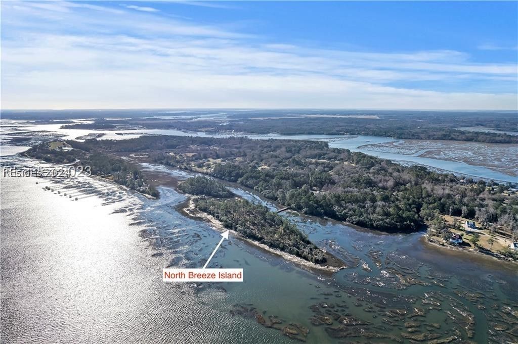 Image 22 of property listing at 18 Island Breeze Ln, Beaufort, SC 29907