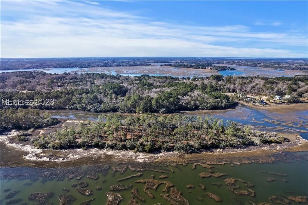 Image 25 of property listing at 18 Island Breeze Ln, Beaufort, SC 29907