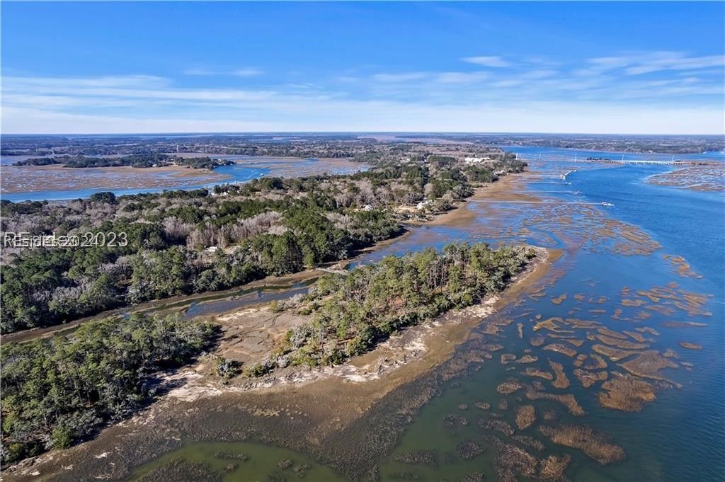 Image 26 of property listing at 18 Island Breeze Ln, Beaufort, SC 29907