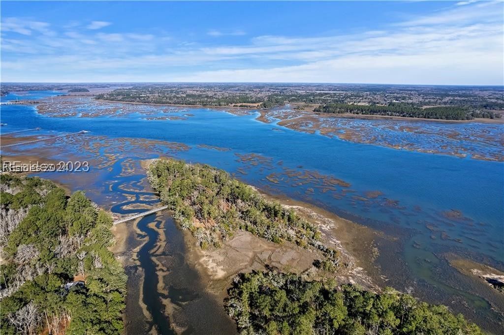 Image 27 of property listing at 18 Island Breeze Ln, Beaufort, SC 29907