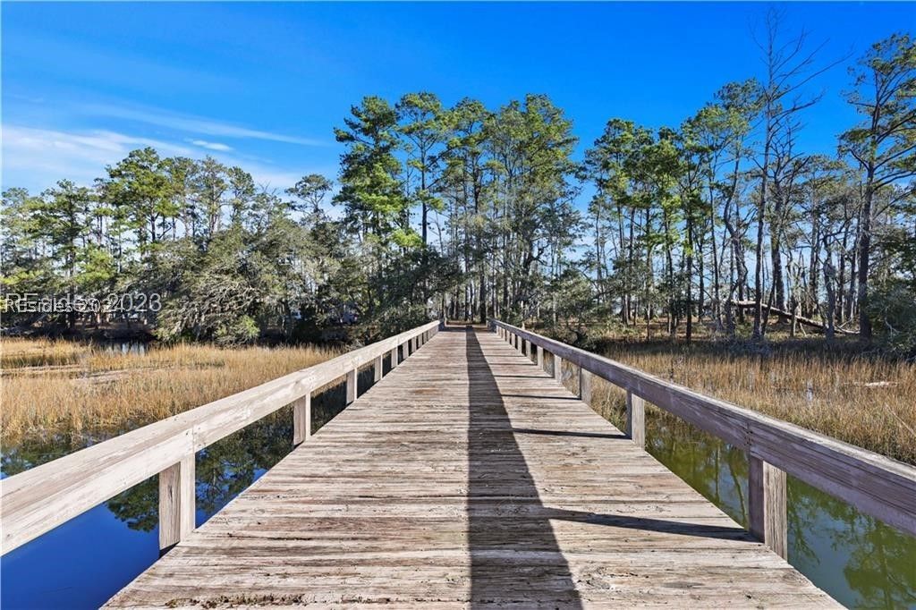 Image 7 of property listing at 18 Island Breeze Ln, Beaufort, SC 29907