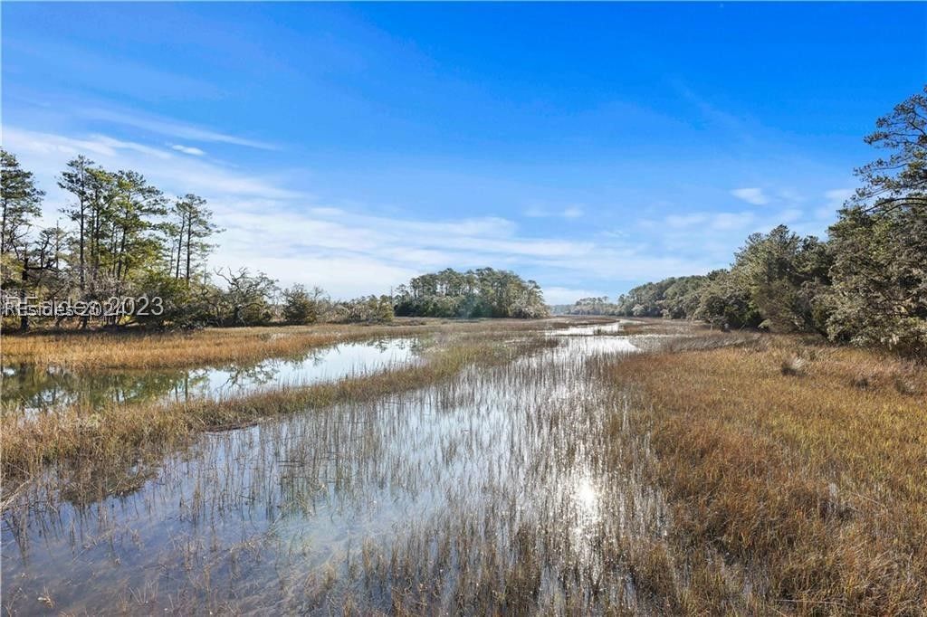 Image 9 of property listing at 18 Island Breeze Ln, Beaufort, SC 29907