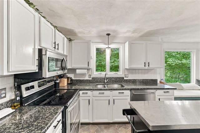 93 Pilgrim Avenue, Coventry, RI 02816