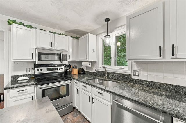 93 Pilgrim Avenue, Coventry, RI 02816