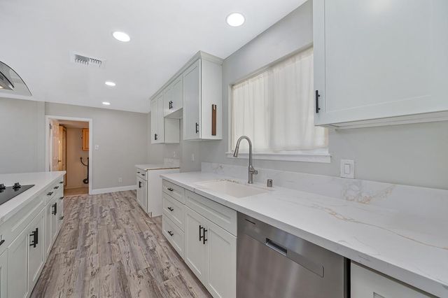 7284 Farm Dale Way, Sacramento, CA 95831
