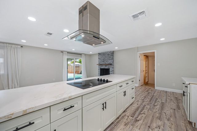 7284 Farm Dale Way, Sacramento, CA 95831