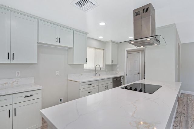 7284 Farm Dale Way, Sacramento, CA 95831