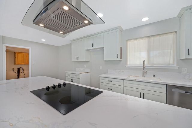 7284 Farm Dale Way, Sacramento, CA 95831