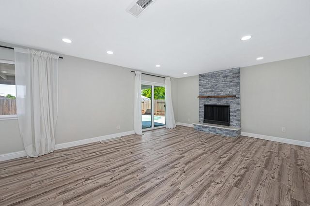 7284 Farm Dale Way, Sacramento, CA 95831