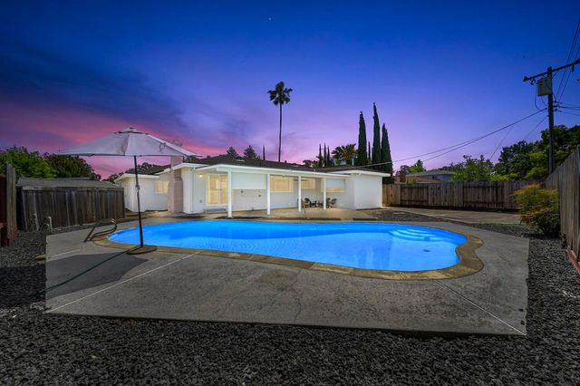 7284 Farm Dale Way, Sacramento, CA 95831