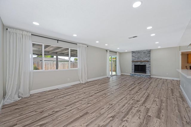 7284 Farm Dale Way, Sacramento, CA 95831