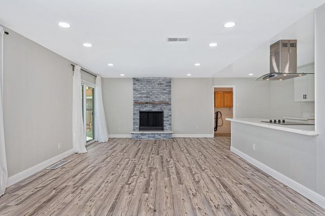 7284 Farm Dale Way, Sacramento, CA 95831