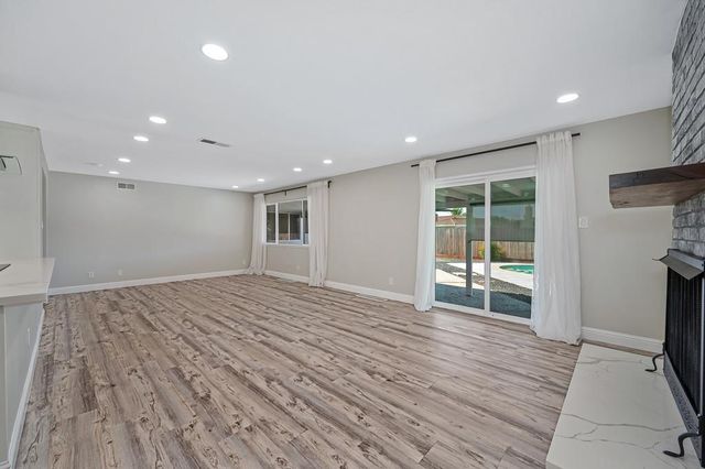 7284 Farm Dale Way, Sacramento, CA 95831