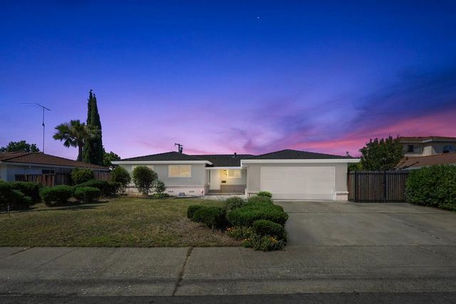 7284 Farm Dale Way, Sacramento, CA 95831