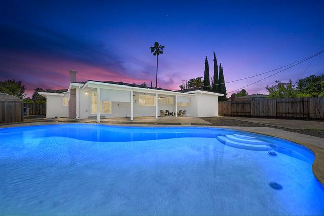 7284 Farm Dale Way, Sacramento, CA 95831