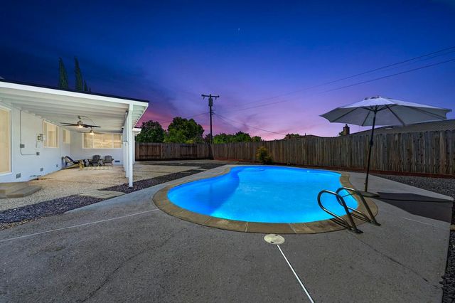 7284 Farm Dale Way, Sacramento, CA 95831