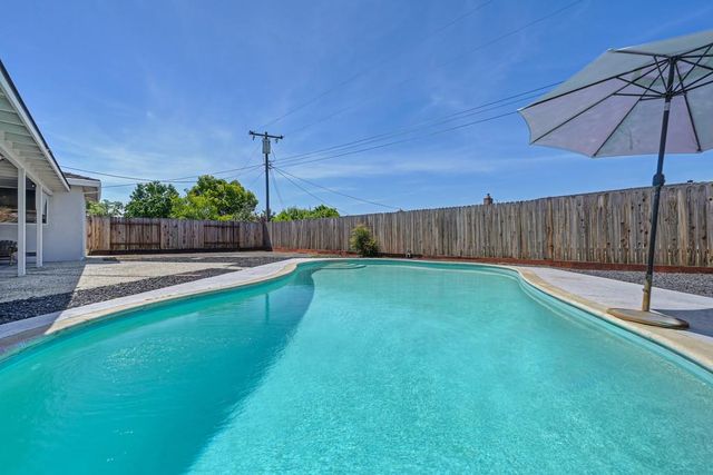7284 Farm Dale Way, Sacramento, CA 95831