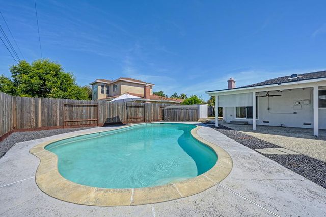 7284 Farm Dale Way, Sacramento, CA 95831