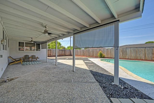 7284 Farm Dale Way, Sacramento, CA 95831