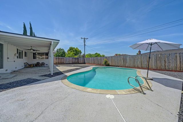 7284 Farm Dale Way, Sacramento, CA 95831
