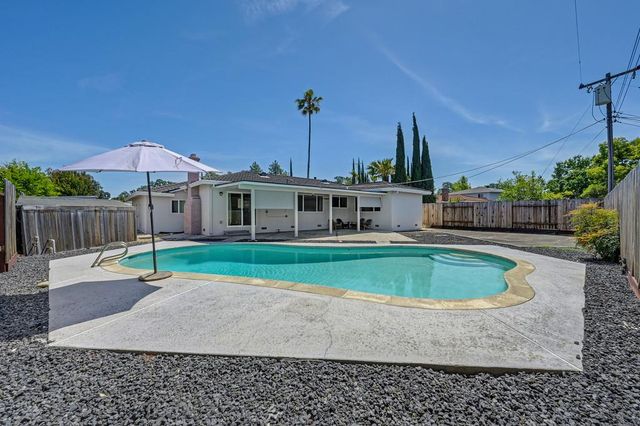 7284 Farm Dale Way, Sacramento, CA 95831