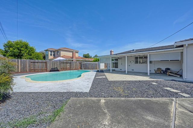 7284 Farm Dale Way, Sacramento, CA 95831