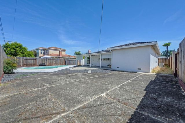 7284 Farm Dale Way, Sacramento, CA 95831