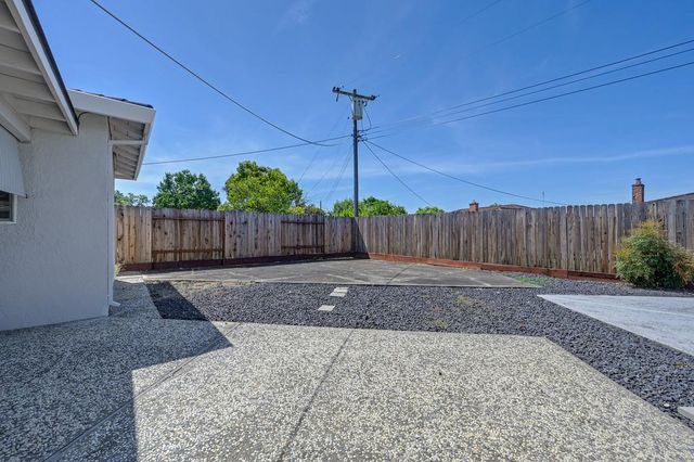 7284 Farm Dale Way, Sacramento, CA 95831